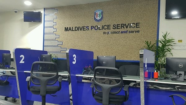 ކެފޭއެއްގެ ތެރޭގައި ދެ ބިދޭސީއަކު މާރާމާރީ ހިންގައި، އެކަކު ޒަޚަމްވެއްޖެ