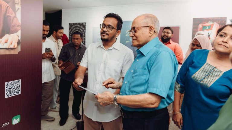 މާދަރީބަހުގެ ދުވަހުގެ ހަދިޔާއަކަށް ކުރީގެ ރައީސް މައުމޫނު ދެއްވީ މައުމޫނު ފޮންޓު