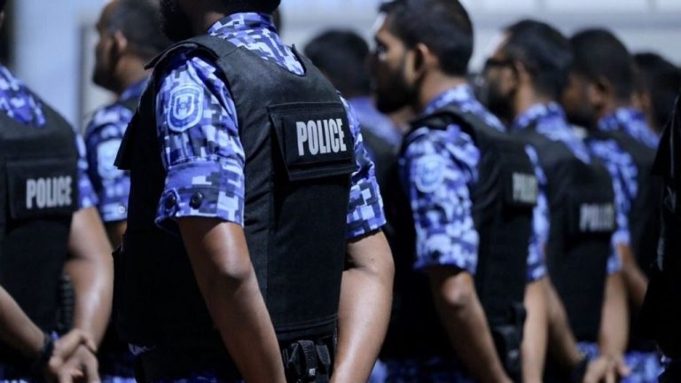 އަންހެންޓީޗަރަކު، ފިރިހެން ދަރިވަރަކަށް ގްރޫމުކުރި މައްސަލައެއް ތަހުގީގު ކުރަނީ
