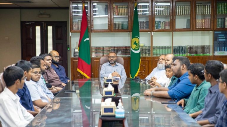 މި ރޯދަމަހު، ތަރާވީސް ކުރާ ޒުވާން ޙާފިޘުންންނާ ވަޒީރު ޑރ ޝަހީމު ބައްދަލު ކުރައްވައިފި