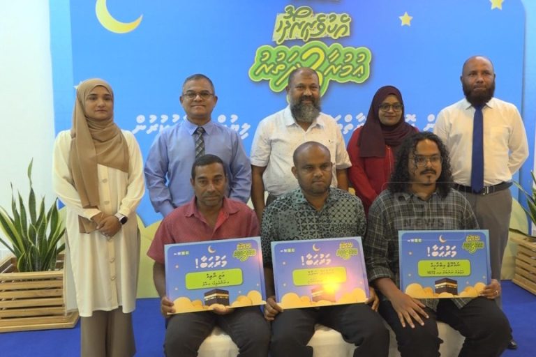 އެމްޑަބްލިޔުއެސްސީގެ “އެކުވެރި ރޯދަ 30” ޕްރޮމޯޝަނުން ޢުމްރާ ދަތުރުގެ ފުރުޞަތު ލިބުނު މީހުންނަށް އެކަމުގެ ލިޔުން ޙަވާލުކޮށްފި