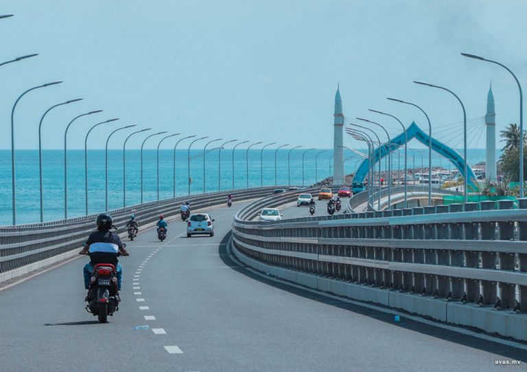 މެޗެއް ބަލަމުން ސައިކަލު ދުއްވި މީހާއަށް ފިޔަވަޅު އަޅައިފި