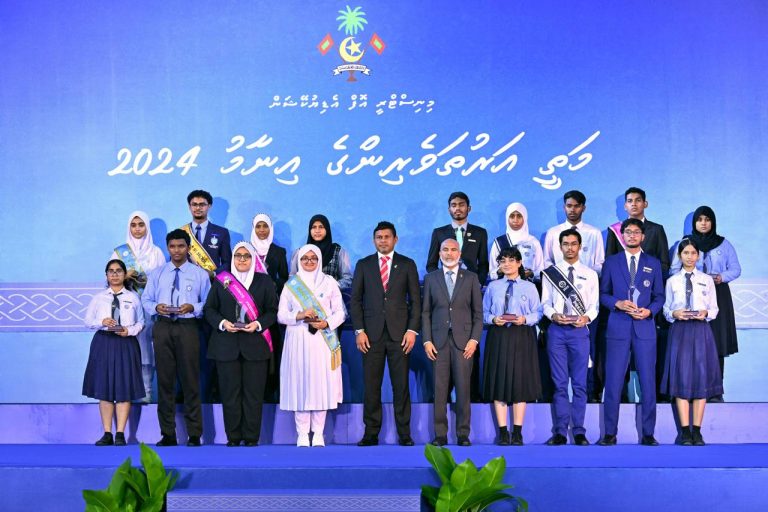 ނައިބު ރައީސް “މަތީ އަރުތަވެރިންގެ އިނާމް 2024″ގެ ހަތަރުވަނަ ދަންފަޅި ޝަރަފުވެރިކޮށްދެއްވައިފި