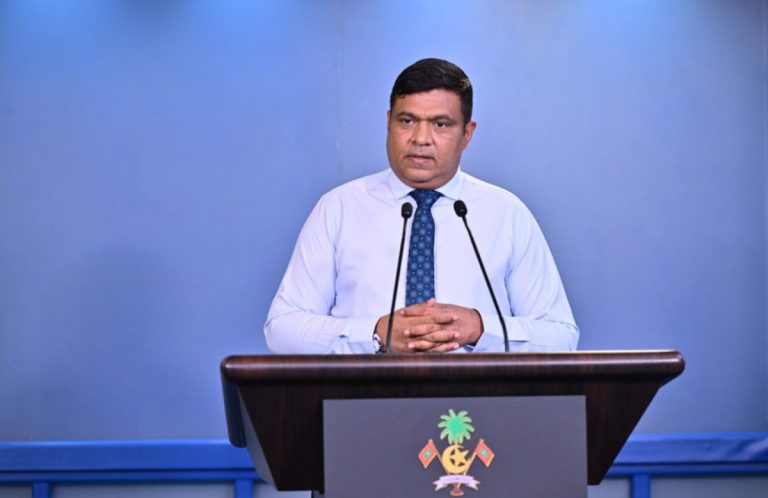ކެޑޭޓް ޕައިލެޓުންގެ ވަޒީފާގެ މައްސަލަ ދަނީ ހައްލުކުރަމުން: ވަޒީރު އަމީން
