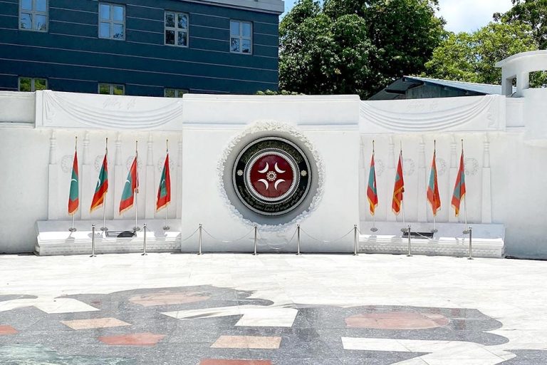 ނޮވެންބަރު 3 ގެ ޝަހީދުންގެ ޢާއިލާތަކަށް ހަނދާނީ އައްޑަނައެއް އަރުވަނީ