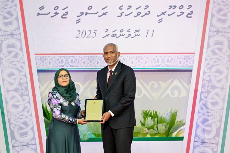 ޑޮކްޓަރ އާމިނަތު ޒާހިރަށް ސަރުކާރުން ހަނދާނީ ފިލައެއް ދެއްވައިފި