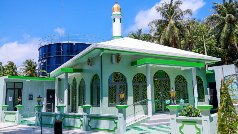 އދ. އޮމަދޫގައި އަލަށް ބިނާކުރި “މަސްޖިދުއްރަޙުމާ” ރަސްމީކޮށް ހުޅުވައިފި