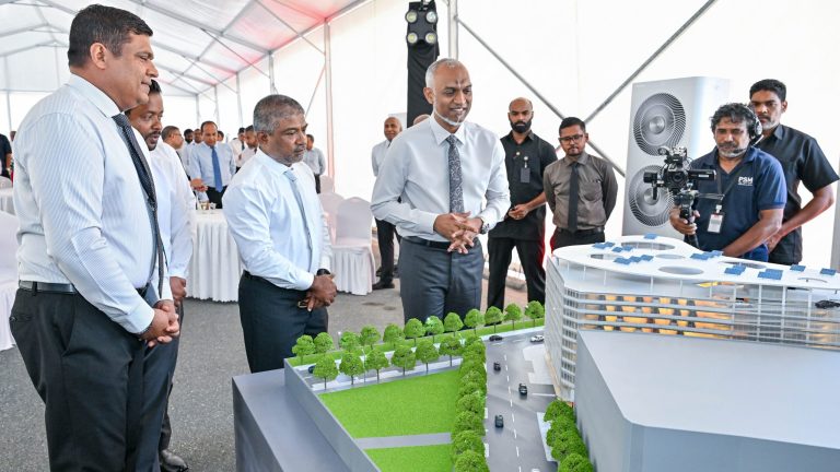 1،100 އުޅަނދުގެ ޖާގައިގެ ޕާކިން ބިލްޑިންގެ މަސައްކަތް ފަށައިފި ހުޅުމާލޭގަެއި އަޅަން ނިންމާފައިވާ ޕާކިން ބިލްޑިންގެ މޮޑެލްއެއް، ރައީސް ޑރ. މުއިއްޒު މިއަދު ބައްލަވާލައްވަނީ.-- ފޮޓޯ: ރައީސް އޮފީސް