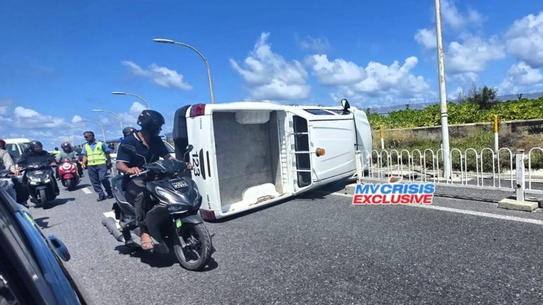 ހައިވޭގައި ވެހިކަލެއް ފުރޮޅާލައި ދެ މީހަކަށް އަނިޔާވެއްޖެ ފޮޓޯ: އެމްވީކްރައިސިސް