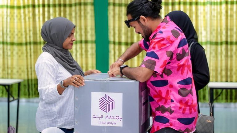 އޮޅިގެން ނުބައި ފޮއްޓަކަށް ލެވޭ ވޯޓް ބާތިލެއް ނުވާނެ: އީސީ ލޯކަލް ކައުންސިލް އިންތިިހާބުގެ ވޯޓުލުން ކުރިއަށް ދަނީ- ފޮޓޯ: އިލެކްޝަންސް ކޮމިޝަން