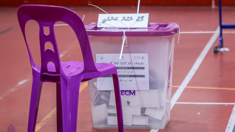 ތިކިތަކެއް ހުރި ވޯޓު ކަރުދާސްތައް ބާތިލުކަމަށް ކޯޓުން ކަނޑައެޅުމުން، ވޭވަށު ގޮނޑި ޕީއެންސީއަށް ވޯޓު ގުނުމުގެ މަސައްކަތް އިންތިހާބު އޮފިޝަލުން ކުރަނީ: