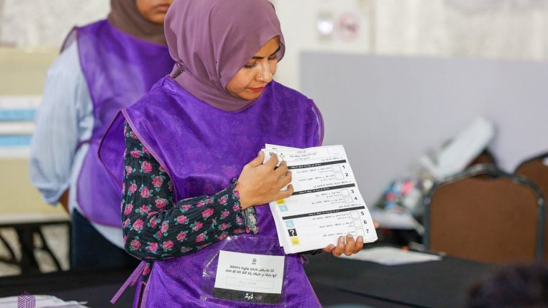 ދެވަނަ ބުރުގެ ވޯޓުލުން ބާއްވަނީ ފަސް ދާއިރާއެއްގައި ވޯޓު ގުނުމުގެ މަސައްކަތް އިންތިހާބީ އޮފިޝަލުން ކުރަނީ:
