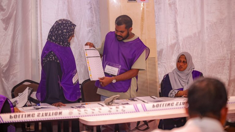 މީދޫ ކައުންސިލް ރައީސްކަން ޕީއެންސީއަށް ވޯޓު ގުނުމުގެ މަސައްކަތް އިންތިހާބު އޮފިޝަލުން ކުރަނީ: