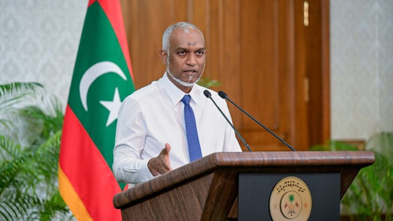 ހާއްސަ އިސްކަމެއްދީގެން ޑައިވަރުން ހޯދުމުގެ މަސައްކަތް ދަނީ ކުރަމުން: ރައީސް ރައީސް ޑރ. މުޙައްމަދު މުއިއްޒު ނޫސްވެރިންގެ ބައްދަލުވުމުގައި ވާހަކަފުޅުދައްކަވަނީ -- ފޮޓޯ: ރައީސް އޮފީސް