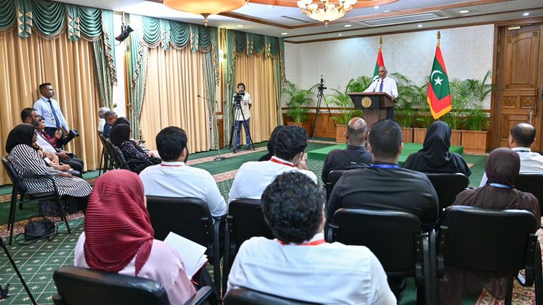 އަމިއްލަ ކުންފުނިތަކަށް 3.3 ބިލިއަން ރުފިޔާ ދައްކައިފި ރައީސް ޑރ. މުޙައްމަދު މުއިއްޒު ނޫސްވެރިންގެ ބައްދަލުވުމުގައި ވާހަކަފުޅުދައްކަވަނީ -- ފޮޓޯ: ރައީސް އޮފީސް