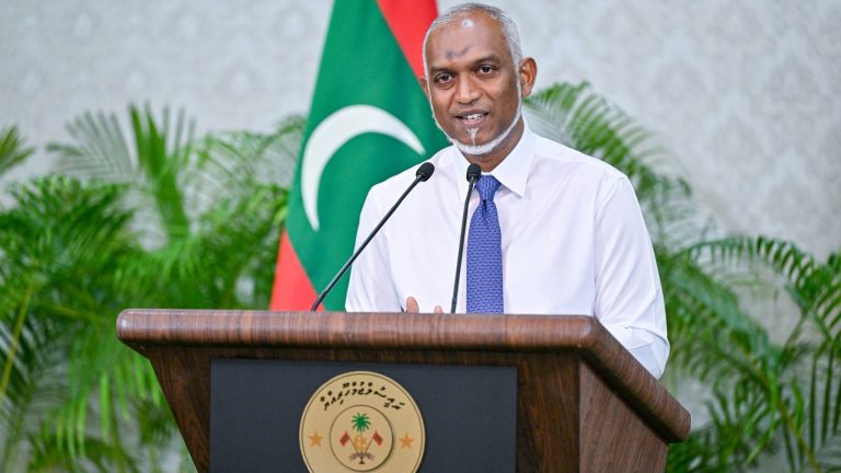 ރައީސްގެ ނޫސްވެރިންގެ ބައްދަލުވުން މިއަދު ކެންސަލް ރައީސް ޑރ. މުޙައްމަދު މުއިއްޒު ނޫސްވެރިންގެ ބައްދަލުވުމުގައި ވާހަކަފުޅުދައްކަވަނީ -- ފޮޓޯ: ރައީސް އޮފީސް
