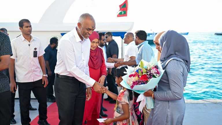 އިންތިހާބުގައި ލިބުނު ކާމިޔާބީ ފާހަގަކުރަން ރައީސް ރަސްދޫއަށް ލޯކަލް ކައުންސިލް އިންތިޚާބު 2026 އަދި އތމ ކޮމިޓީގެ އިންތިޚާބު ގައި، އއ ރަސްދޫއާއި އެ ދާއިރާގެ ކޮންގްރެސް ޕާޓީގެ ކެންޑިޑޭޓުން ހޯދި ކާމިޔާބީ ފާހަގަކުރުމަށްޓަކައި ދިވެހިރާއްޖޭގެ ރައީސުލްޖުމްހޫރިއްޔާ ޑރ. މުޢިއްޒު އަދި އެމަނިކުފާނުގެ އަނބިކަނބަލުން މެޑަމް ސާޖިދާ މުޙައްމަދު ރަސްދޫއަށް ޒިޔާރަތްކުރެއްވުން