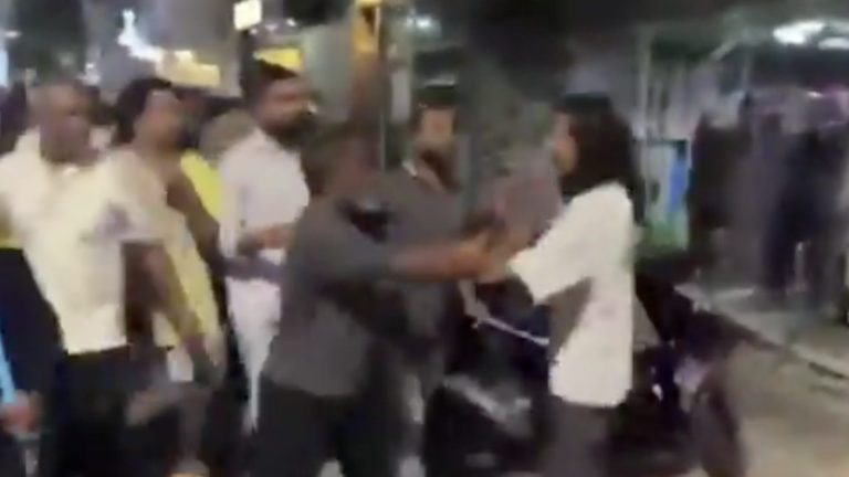 މުޒާހަރާގެ ތެރެއިން މޭޔަރު އާޒިމަށް ހަމަލަދީފި