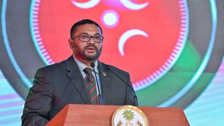 ޑިފެންސް މިނިސްޓަރު ގައްސާން އިސްތިއުފާ ދީފި ޑިފެންސް މިނިސްޓަރު ގައްސާން ވާހަކަދައްކަވަނީ --- ފޮޓޯ: ރައީސް އޮފީސް