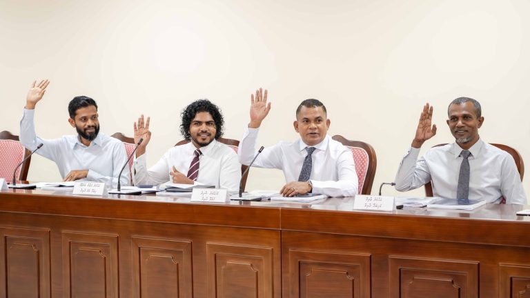 އޭޑީއެޗްޑީ ހުންނަ ކުދިންނަށް ދޭ ބޭހެއް މަނާ ލިސްޓުން އުނިކުރަން ކޮމިޓީން ފާސްކޮށްފި ރައްޔިތުންގެ މަޖިލީހުގެ ސަލާމަތީ ޚިދުމަތްތަކާބެހޭ ކޮމިޓީ