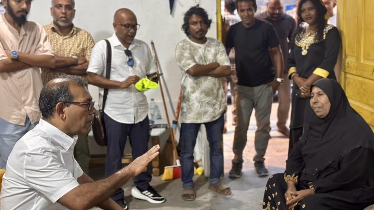 މާފަށް އެދި، ނަޝީދު އެދެނީ އެމްޑީޕީ މެމްބަރުންވެސް މާފަށް އެދެން ދުވާފަރުގެ އެމްޑީޕީ އާންމު މެންބަރުންނާ އެކު ނަޝީދު ބޭއްވި ބައްދަލުވުމުގެ ތެރެއިން