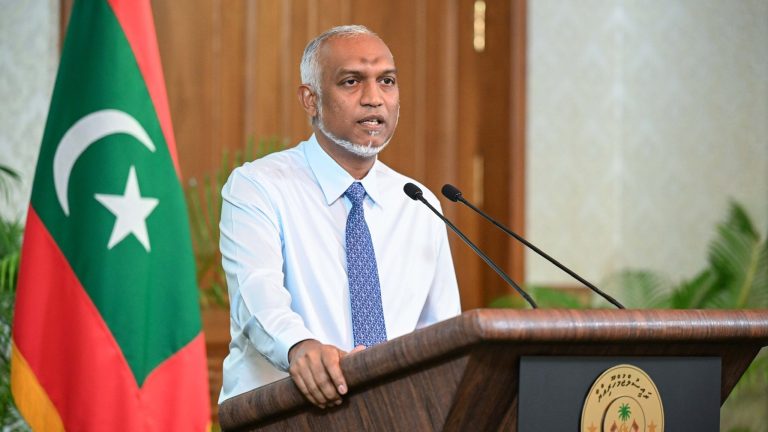 މިއަދަށް ހަމަވާ 50 މިލިއަން ޑޮލަރުގެ ލޯނު ދައްކައިފިން: ރައީސް ރައީސް ޑރ. މުޙައްމަދު މުއިއްޒު ނޫސްވެރިންގެ ބައްދަލުވުމުގައި ވާހަކަފުޅުދައްކަވަނީ -- ފޮޓޯ: ރައީސް އޮފީސް