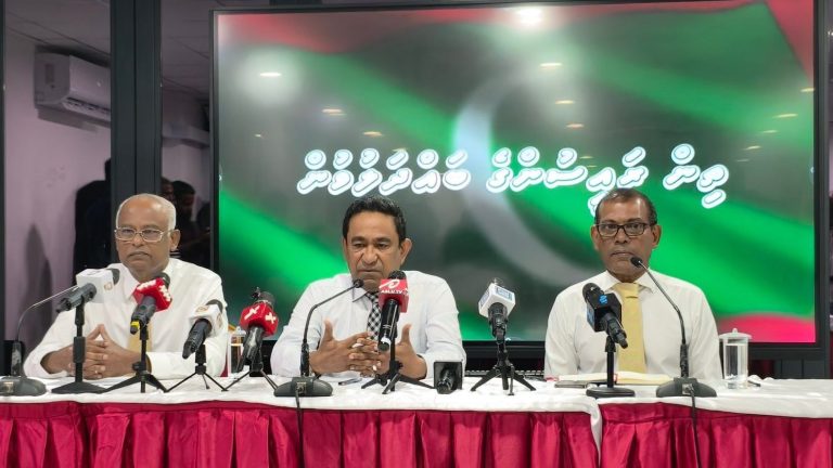 ތިން ރައީސުންގެ އިއްތިހާދަށް އެއްބާރުލުންދޭން އެމްޑީޕީގެ ގައުމީ މަޖިލީހުން ނިންމައިފި ކުރީގެ ތިން ރައީސުން ބޭއްވި ނޫސްވެރިންގެ ބައްދަލުވުން-.