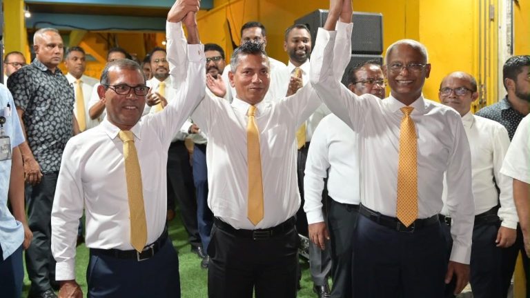 މި އަހަރު ނިމުމުގެކުރީން ވެރިކަން ބަދަލުކުރާނެ: ނަޝީދު ހިތަދޫ އުތުރު ދާއިރާގެ ބައި އިލެކްޝަންގައި އެމްޑީޕީގެ ޓިކެޓުގައި ވާދަކުރައްވާ އަބްދުﷲ ސޯދިގު (ސޯބެ) ގެ މާލޭގެ ކެމްޕެއިން ޖަލްސާގައި ނަޝީދު އާއި ސޯލިހް -