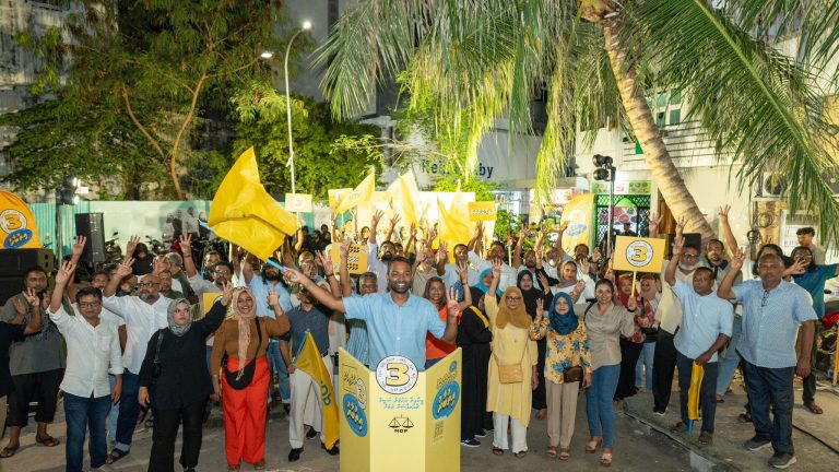 ނަޝީދު އަރިހުން އެއްވެސް މީހަކު މާފަށް އެދޭކަށް ނުޖެހޭ: މީކާއީލް މީކާއިލް ނަސީމް ސަޕޯޓަރުންނާއެކު