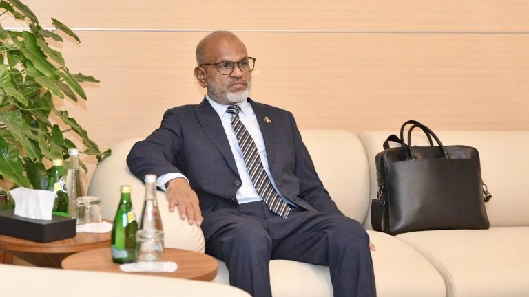 މެންބަރުންގެ ވަޓްސްއެޕް ގްރޫޕުން ނާޒިމު ބޭރުކޮށްފި