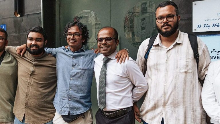 ކޯޓު އަމުރާ ހިލާފުވި މައްސަލާގައި ‘އަދަދު’ގެ ދެ ނޫސްވެރިޔަކު ކޯޓަށް ހާޒިރުކުރަނީ އަދަަދު ނޫހުގެ ސީއީއޯ ފިޔާޒާއި އެޑިޓަރު ހަސަން ފުލުހުންގެ ތަހުގީގަށް ،(ވ)ޝަހުޒާންހާޒިރުކުރިއިރު، (ކ)ލީވާން،