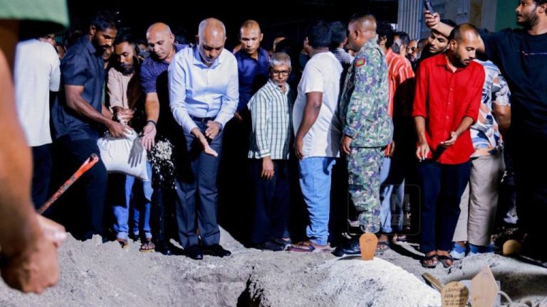 މަހުދީގެ ޖަނާޒާ ރަސްމީ އިއްޒަތުގައި ބާއްވައިފި ފޮޓޯ: ޕީއެސްއެމް ނިއުސް