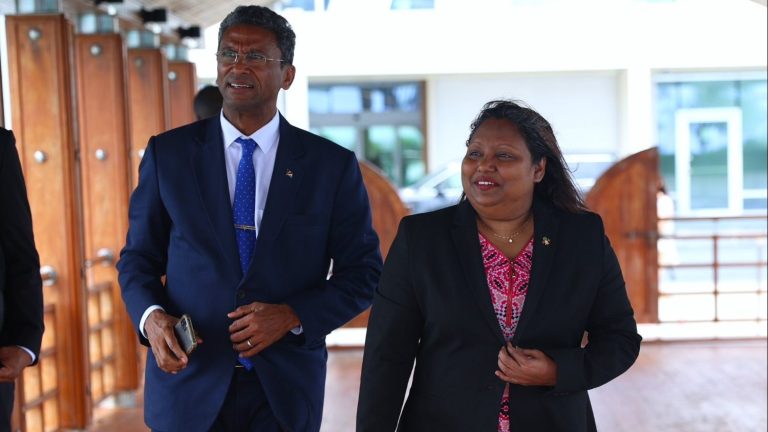 ސީޝެލްސްގެ ފޮރިން މިނިސްޓަރު ރަސްމީ ދަތުރުފުޅެއްގައި ރާއްޖެއަށް ސީޝެލްސްގެ މިނިސްޓަރ އޮފް ފޮރިން އެފެއާޒް އެންޑް ޑަޔަސްޕޯރާ، ބެއްރީ ފޯރ ރަސްމީ ދަތުރުފުޅެއްގައި ރާއްޖެ ވަޑައިގެންފި