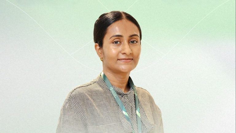 ލޭގެ ބަލިތަކަށް ހާއްސަ ދިވެހި ފުރަތަމަ ޑޮކްޓަރަކަށް ޒީނާ ލޭގެ ބަލިތަކަށް ހާއްސަ ދިވެހި ފުރަތަމަ ޑޮކްޓަރު ޒީނާ