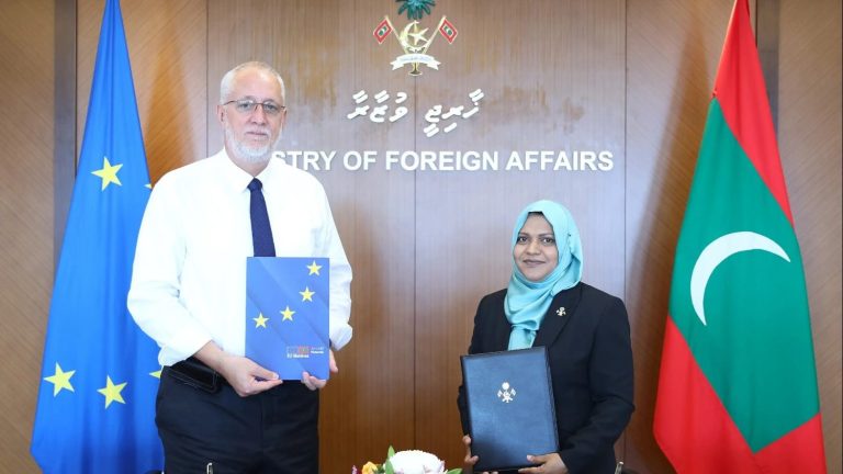 ރާއްޖޭގެ ކުޅިތައް ހިމާޔަތްކުރަން އީޔޫއިން 4 މިލިއަން ޔޫރޯގެ ހިލޭ އެހީއެއް ދީފި އީޔޫއާ އެކު ފޮރިން މިނިސްޓްރީން ސޮއިކުރަން: އީޔޫން ވަނީ ރާއްޖެއަށް 4 މިލިއަން ޔޫރޯގެ އެހީ ދީފައި -- ފޮޓޯ/ ފޮރިން މިނިސްޓްރީ