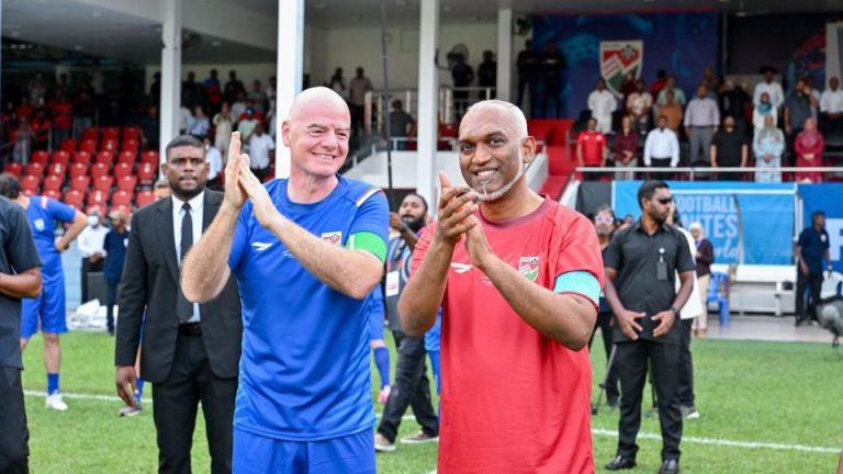 ފީފާއިން އަލަށް ބާއްވާ 15 އަހަރުން ދަށުގެ ވޯލްޑް ކަޕުން ރާއްޖެއަށް ފުރުސަތު ލިބިއްޖެ ފީފާގެ ރައީސް ޖިއާނީ އިންފަންޓީނޯގެ ޝަރަފުގައި ގައުމީ ފުޓްބޯޅަ ސްޓޭޑިއަމްގައި ބޭއްވި ފުޓްބޯޅަ އެގްޒިބިޝަންގައި ރައީސް މުއިއްޒުގެ ޓީމާއި އިންފަންޓީނޯގެ ޓީމު