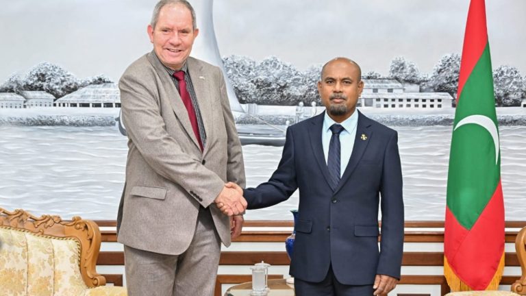 ދިފާއީ ދާއިރާއިން ރާއްޖެއާއި އިނގިރޭސިވިލާތުގެ ގުޅުން އިތުރަށް ހަރުދަނާކުރަން މަޝްވަރާކޮށްފި ދިފާޢީ ދާއިރާއިން ދިވެހިރާއްޖެއާއި އިނގިރޭސިވިލާތާ ދެމެދު އޮތް ގުޅުން އިތުރަށް ބަދަހިކުރުމާ ގުޅޭގޮތުން މުހިންމު މަޝްވަރާތަކެއް ބާއްވައިފި -- ފޮޓޯ/ ޑިފެންސް މިނިސްޓްރީ