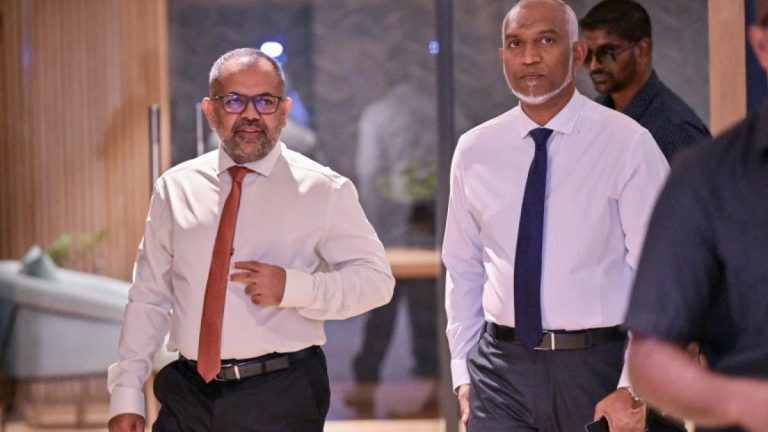 މިދިޔަ އަހަރު ދައުލަތަށް ރެކޯޑު އާމްދަނީއެއް ލިބުނު ރައީސުލްޖުމްހޫރިއްޔާ ޑރ.މުޙައްމަދު މުޢިއްޒާއި ފިނޭންސް މިނިސްޓަރ މޫސާ ޒަމީރު، ފޮޓޯ: ރައީސް އޮފީސް
