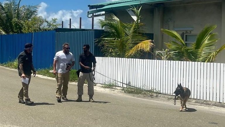 އެމެރިކާ އާއި ގުޅިގެން ދިވެހި ފުލުހުންގެ ކޭނައިން ޓްރެއިނިންތަކެއް ކުރިއަށް ގެންގޮސްފި ދިވެހި ފުލުހުންގެ ކެނައިން ޔުނިޓްގެ ޓްރެއިިނިން ތެރެއިން