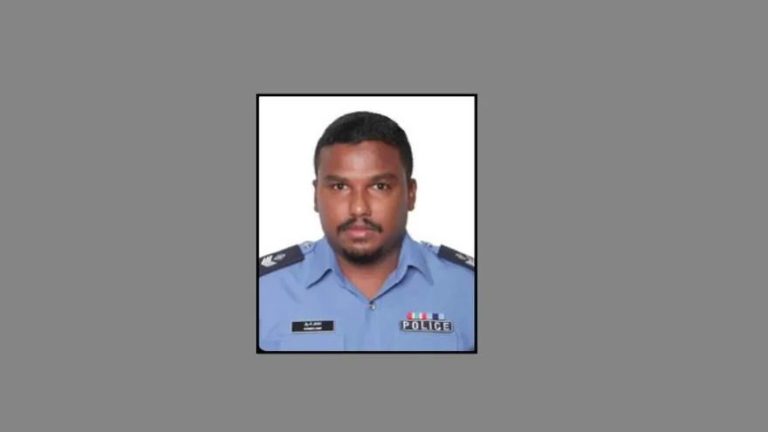 ޑްރަގް އޮޕަރޭޝަނެއްގައި އުޅުނު ފުލުހަކު މަރުވެފައި އޮއްވާ ފެނިއްޖެ ފުލުހުންގެ އޮޕަރޭޝަނެއްގެ ތެރޭގައި އުޅެނިކޮށް މަރުވެފައި އޮއްވައި ފެނުނު ސީނިއާ ސާޖަންޓް އަހްމަދު އާސިފް. -- ފޮޓޯ: ޕޮލިސް