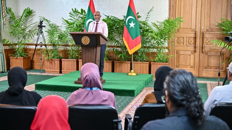 ހަނގުރާމައާ ގުޅިގެން މަޝްރޫއުތަކަށް އައި މަޑުޖެހުންވަނީ، ހަލުވިކުރެވިފައި: ރައީސް ރައީސް މުއިއްޒު މިއަދު ނޫސްވެރިންނާ ބައްދަލުކުރެއްވުން