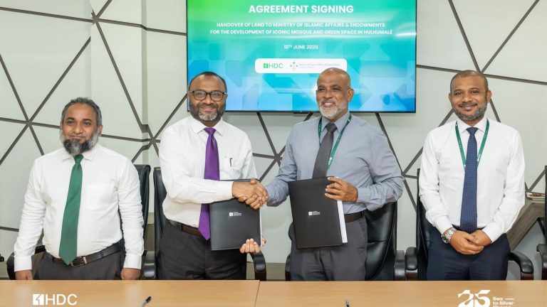 ރާއްޖޭގެ އެންމެ ބޮޑު މިސްކިތް ބިނާކުރާ ބިން އިސްލާމިކް މިނިސްޓްރީއާ ހަވާލުކޮށްފި ރާއްޖޭގައި އަޅާ އެންމެ ބޮޑު މިސްކިތުގެ ބިން އިސްލާމިކް މިނިސްޓްރީއާ ހަވާލުކުރަނީ. - ފޮޓޯ/އިސްލާމިކް މިނިސްޓްރީ