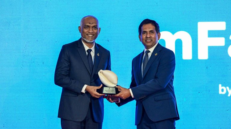 ޕޭޕަލް ތައާރަފުކުރުން: ރައީސް މުއިއްޒަކީ ޑިޖިޓަލް ބަދަލުގެ ޗެމްޕިއަން: ސައީދު ޕޭޕަލް ރާއްޖެ ތައާރަފްކުރި ރަސްމިއްޔާތުގެ ތެރެއިން ރައީސް މުއިއްޒާއި އިކޮނޮމިކް މިނިސްޓަރު ސައީދު