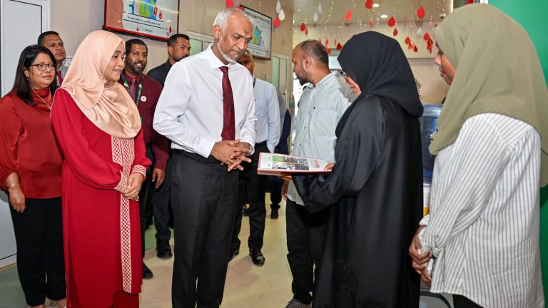 ރައީސްގެ ދެކަނބަލުން ތެލެސީމިއާ ސެންޓަރަށް ޒިޔާރަތްކުރައްވައިފި ރައީސުލްޖުމްހޫރިއްޔާގެ ދެކަނބަލުން، ތެލެސީމިއާ އެންޑް އަދަރ ހީމޮގްލޮބިނޯޕަތީ ސެންޓަރަށް ޒިޔާރަތްކުރެއްވުން
