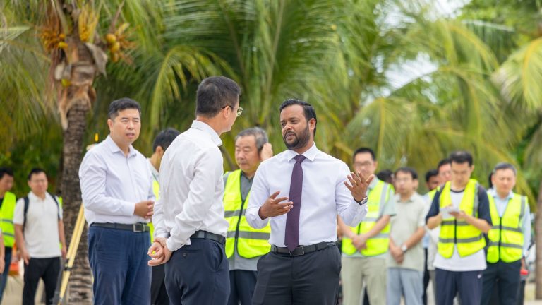 މަގުތައް ޒަމާނީ ފެންވަރަށް ތަރައްގީކުރުން: އެންމެ ފުރަތަމަ އިސްކަންދެނީ މަޖީދީމަގާއި މައި މަގުތަކަށް ޗައިނާ އެހީގައި މާލޭގެ މަގުތައް ޒަމާނީ ފެންވަރަށް ތަރައްގީކުރުމުގެ މަޝްރޫއުގެ މަސައްކަތް ބެއްލެވުމަށް ހައުސިން މިނިސްޓަރު މުއްތަލިބު އަދި ޗައިނާ އިންރާއްޖެއަށް ކަނޑައަޅުވާފަ ހުންނަވާ ސަފީރު ޒިޔާރަތް ކުރެއްވުން