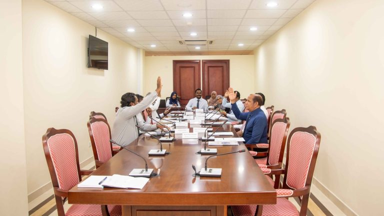 ފިނޭންސް މިނިސްޓަރު ޒަރީރަށް ރުހުން ދޭން ކޮމިޓީން ފާސްކޮށްފި ރައްޔިތުންގެ މަޖިލީހުގެ ސަރުކާރުގެ މަސްއޫލިއްޔަތު އަދާކުރާ މިންވަރު ބަލާ ކޮމިޓީ