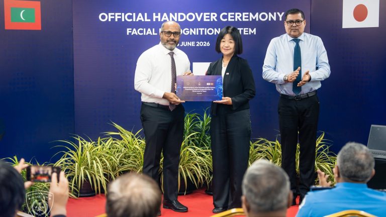 ޖަޕާން ސަރުކާރުން ރާއްޖޭގެ އިމިގްރޭޝަނަށް ފޭޝަލް ރިކޮގްނިޝަން ސިސްޓަމެއް ހަދިޔާކޮށްފި ޖަޕާން ސަރުކާރުން ރާއްޖެއަށް ފޭޝަލް ރިކޮގްނިޝަން ސިސްޓަމެއް ހާދިޔާކޮށް ރަސްމީކޮށް ހަވާލުކުރުމަށް ބޭއްވި ރަސްމިއްޔާތުގެ ތެރެއިން--