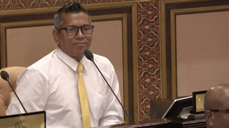 މެންބަރު ސޯދިގަށް މަޖިލީހުގެ ދެ ކޮމިޓީއަކުން ޖާގަދީފި އައްޑޫގެ ކުރީގެ މޭޔަރު އަބްދުﷲ ސޯދިގު (ސޯބެ)