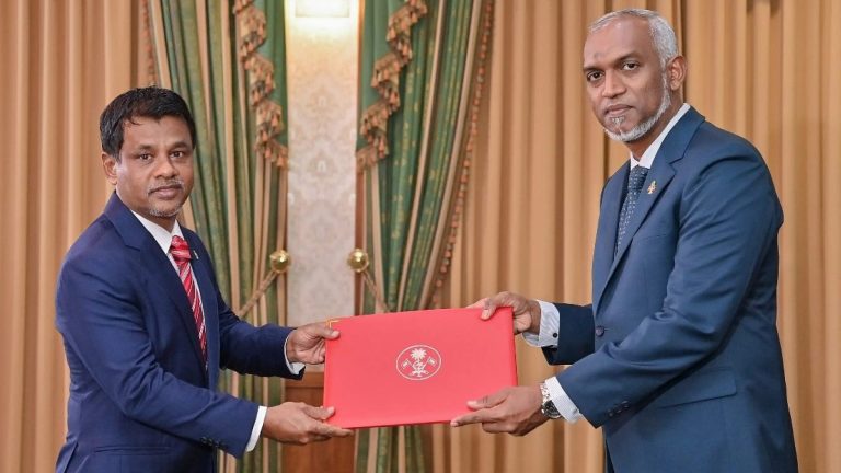 ނާޒިމް މިނިސްޓަރު ފެންވަރުގައި ރައީސް އޮފީހަށް ރައީސް އޮފީހަށް މިނިސްޓަރު ފެންވަރުގައި އައްޔަންކުރެއްވި އަބްދުﷲ ނާޒިމް އިބްރާހިމް