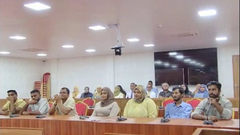 މުޒާހަރާގައި ފުލުހުންނަށް ހުރަސް އެޅުމުގެ ދައުވާލިބޭ މީހުންގެ ޝަރީއަތް ފަށައިފި މުޒާހަރާކޮށްގެން ހައްޔަރުކުރި އެމްޑީޕީ މީހުން